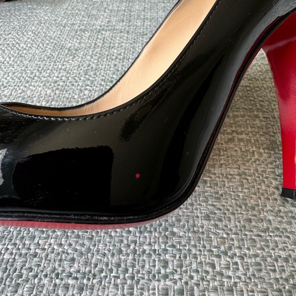 Classic Louboutin black patent heels. Size 38. - Picture 4 of 14